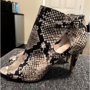❣️❣️Sexy Vince Camuto leather peep toe snakeskin booties. Size 8 🥰